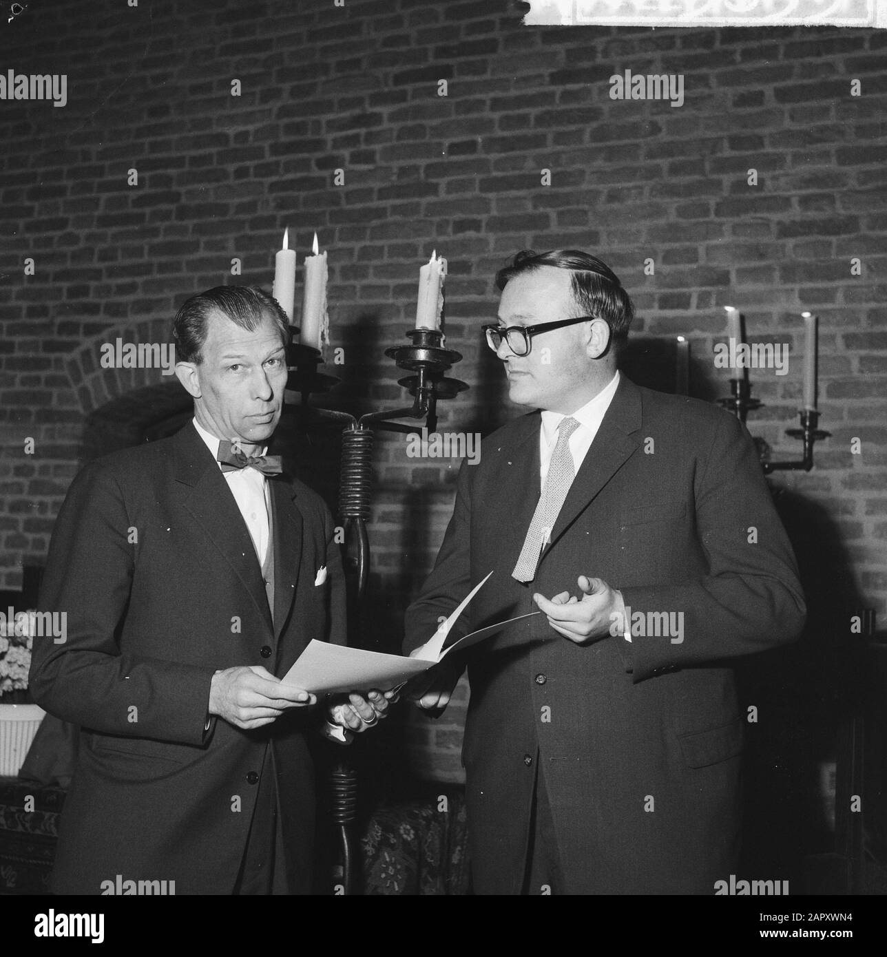 Prix de la première fois du film protestant à Utrecht. Le secrétaire du juge International Inter Churchfilmcenter HES présente le prix Date: 21 avril 1961 lieu: Utrecht, Utrecht mots clés: Prix, prix Nom personnel: HES, J.A. Banque D'Images