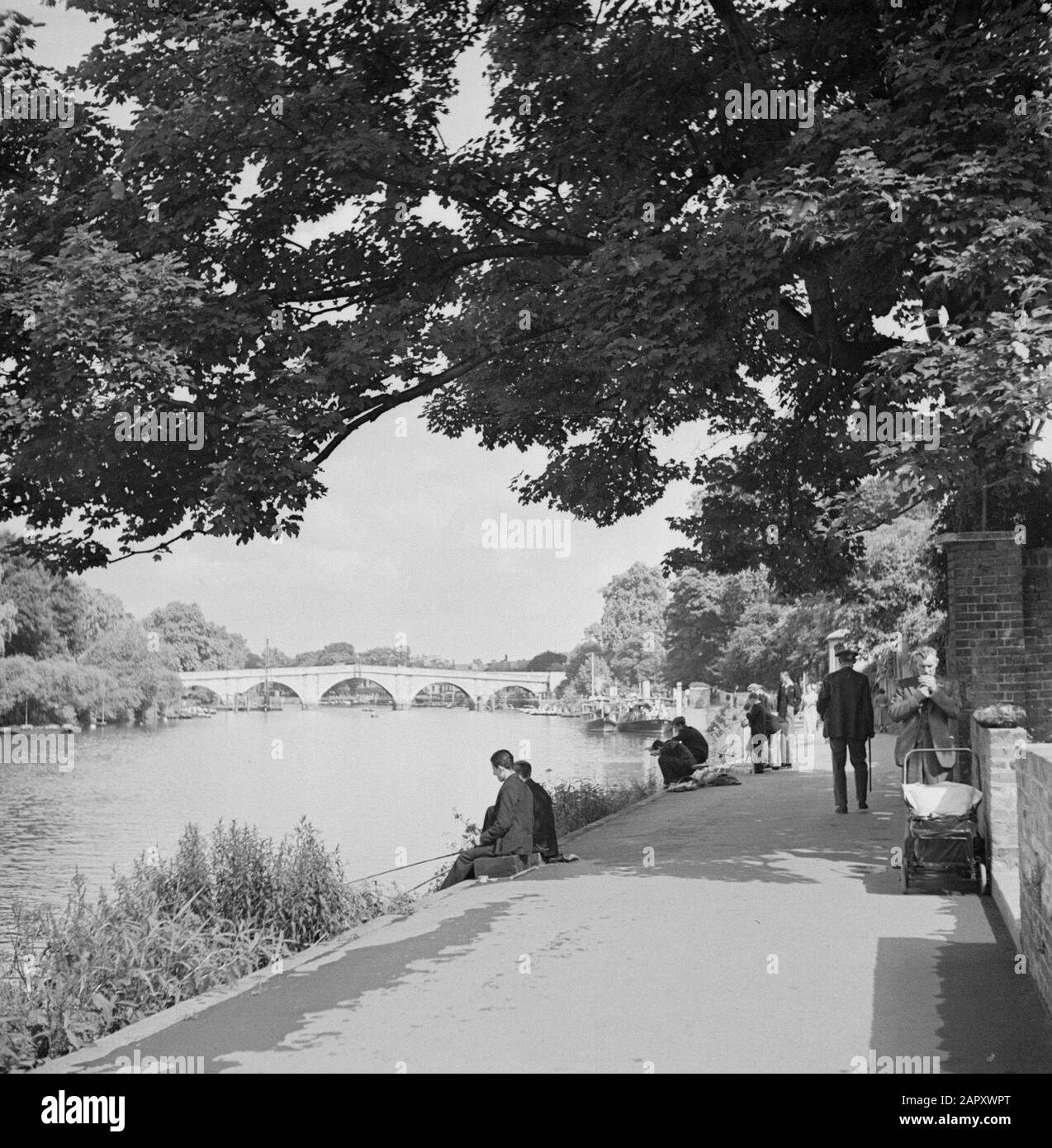 Les Pêcheurs de Bank Holiday au cours de leur journée le long des rives de la Tamise Annotation: 'Bank Holiday' est le mot anglais pour un jour où les banques et les institutions publiques sont fermées et beaucoup de gens sont libres Sa date: 1947 lieu: Angleterre, Londres mots clés: Rivières, pêcheurs Banque D'Images