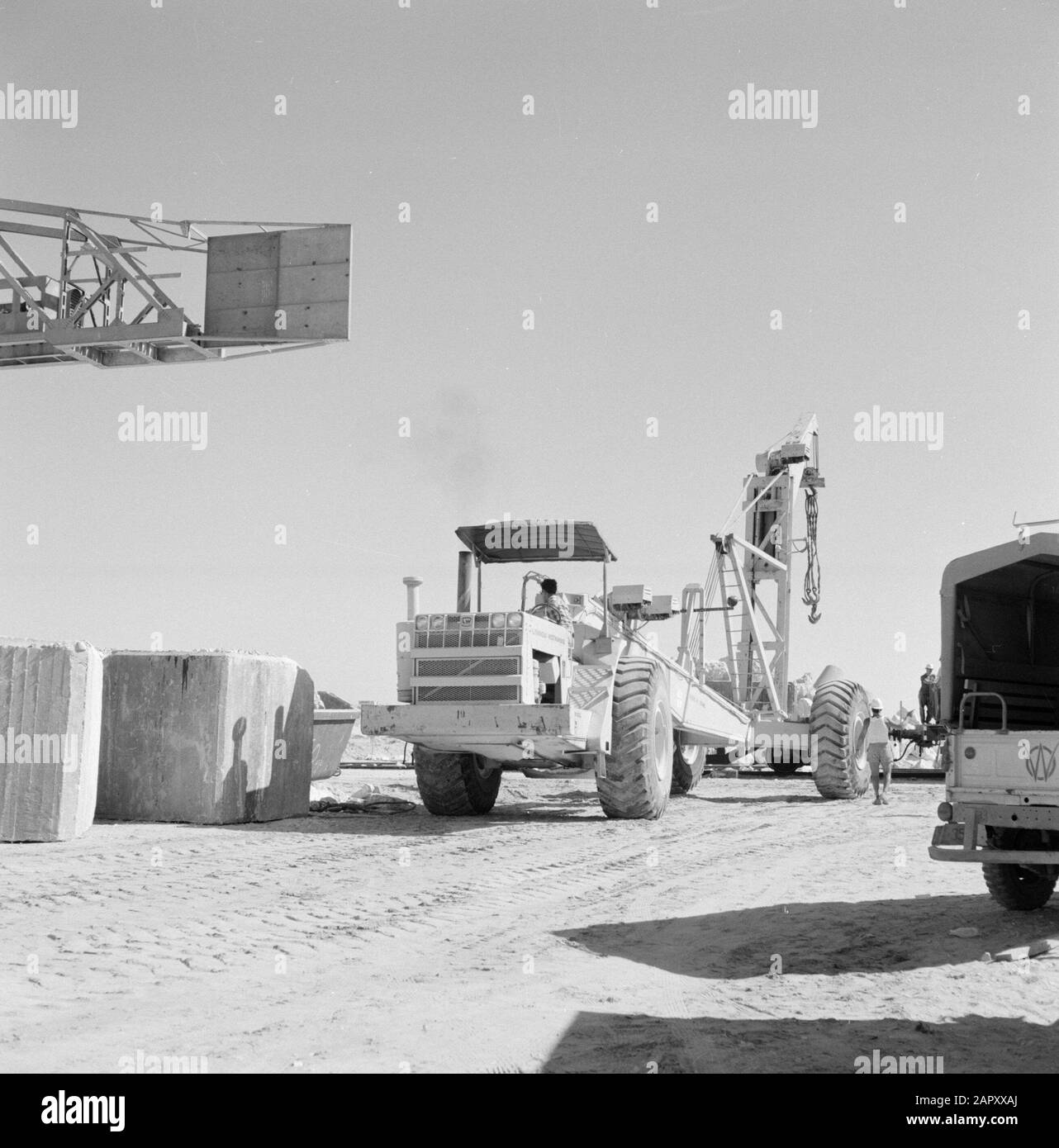 Israël 1964-1965: Ashdod, Port véhicules de construction sur un chantier près du port Annotation: Ashdod est une ville portuaire et station balnéaire dans l'ouest d'Israël, situé sur la mer Méditerranée Date: 1964 lieu: Ashdod, Israël mots clés: Véhicules spéciaux, activités de construction Banque D'Images