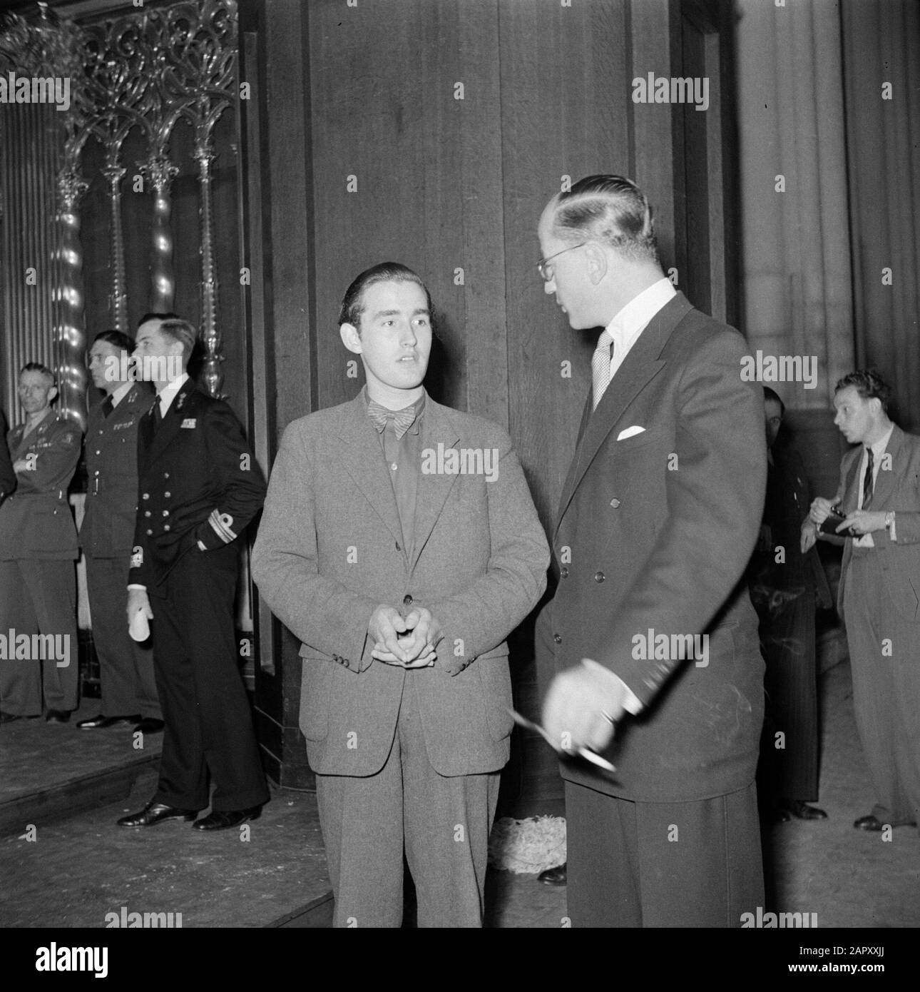 Abdication de la Reine Wilhelmina/Inauguration de La Reine Juliana Préparation: Répétition dans la Nouvelle Église avec des membres du tribunal. Date: Septembre 1948 lieu: Amsterdam, Noord-Holland mots clés: Inaugurations, maison royale, répétitions Nom de l'institution: Nieuwe Kerk Banque D'Images