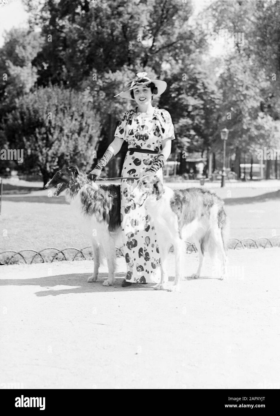Photo de mode Femme avec deux chiens dans le Bois de Boulogne Date : juin  1936 lieu : Paris mots clés : chiens, vêtements Photo Stock - Alamy
