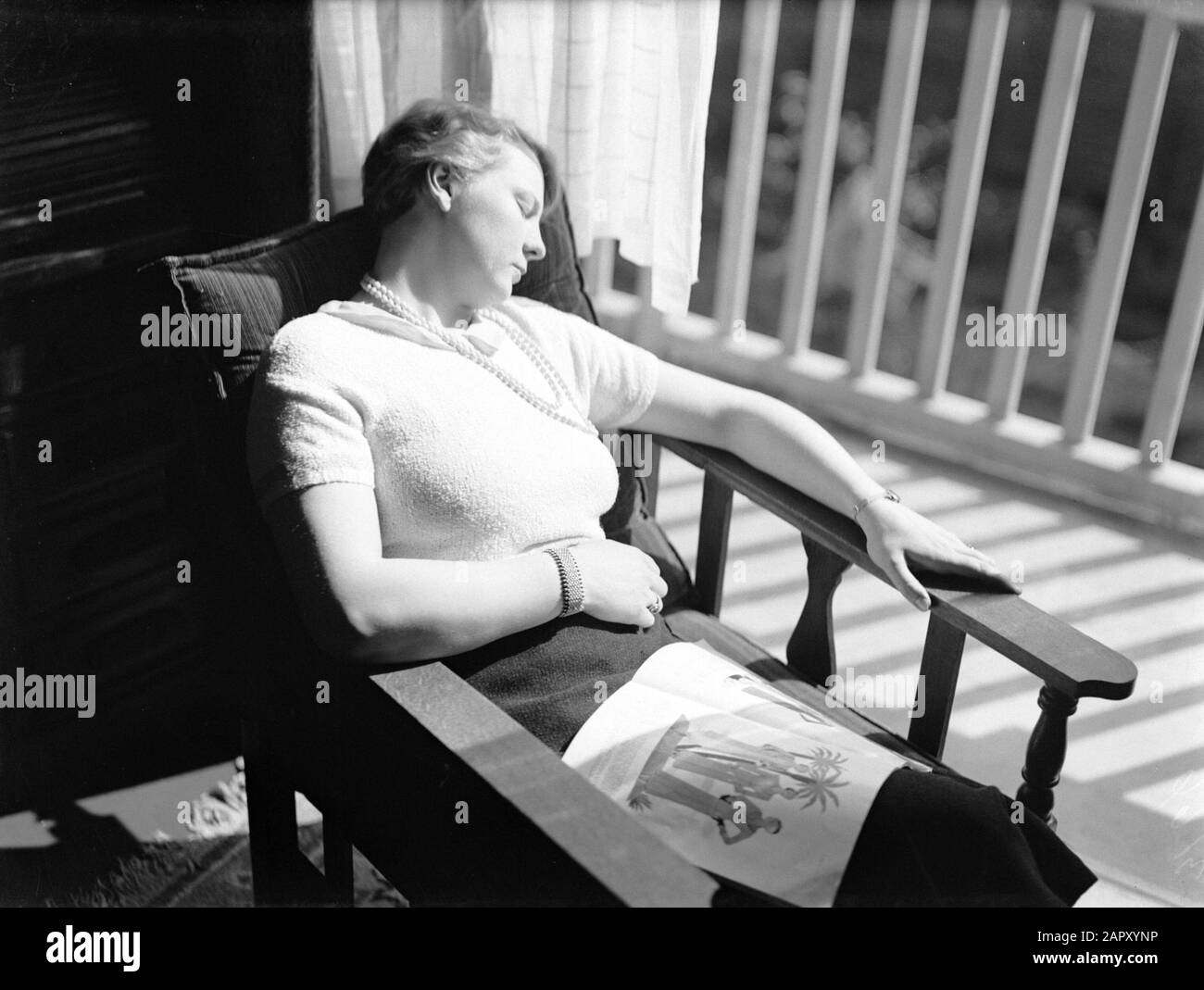 Salon Femme dort dans une chaise devant la fenêtre Date: 1933 mots clés: Sommeil, femmes Banque D'Images