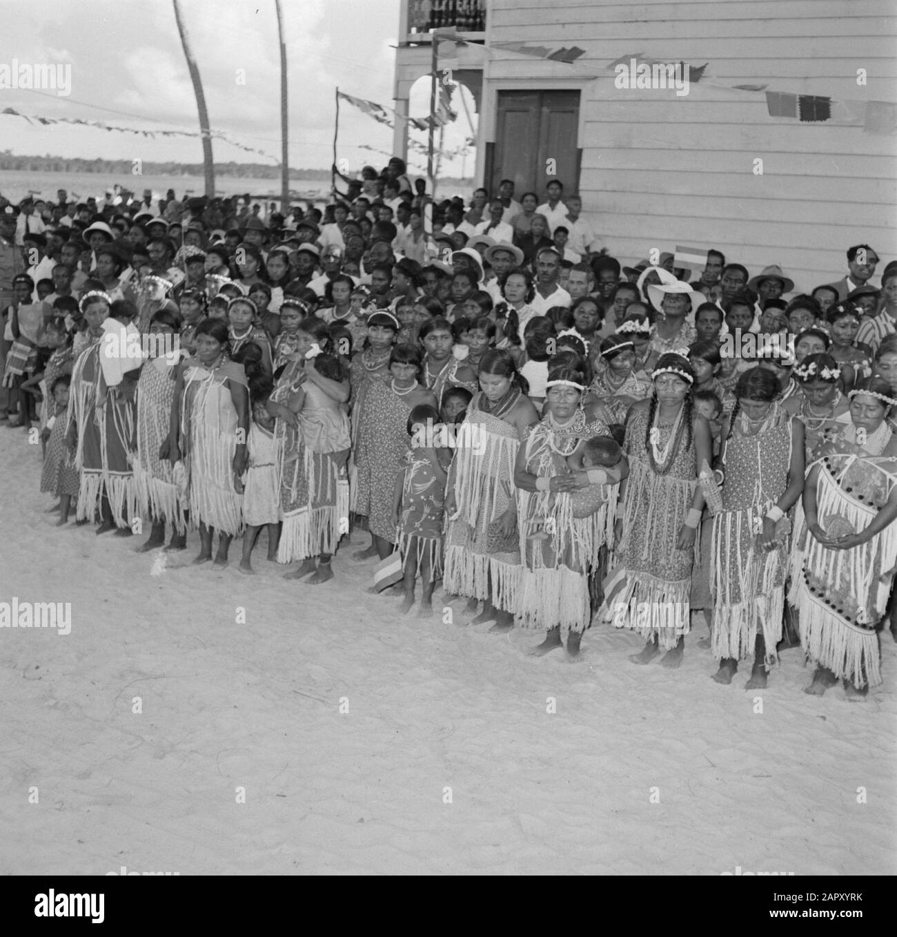 Antilles néerlandaises et Suriname au moment de la visite royale de la Reine Juliana et du Prince Bernhard en 1955 Indiens femmes à Albina Date: 31 octobre 1955 lieu: Albina, Suriname mots clés: Indiens, Indiens, femmes Nom personnel: Wayana Banque D'Images