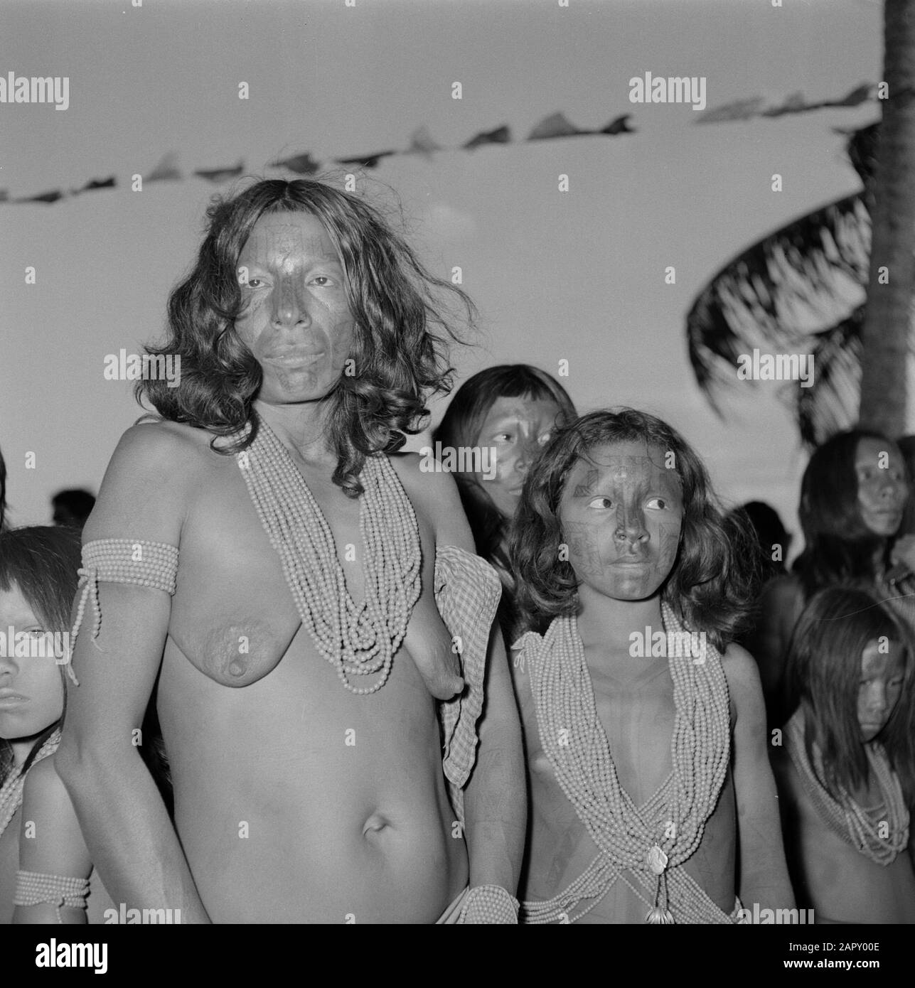 Antilles néerlandaises et Suriname au moment de la visite royale de la Reine Juliana et du Prince Bernhard en 1955 femmes des Indiens de Wajana à Albina Date: 31 octobre 1955 lieu: Albina, Suriname mots clés: Indiens, Indiens, femmes Nom personnel: Wayana Banque D'Images