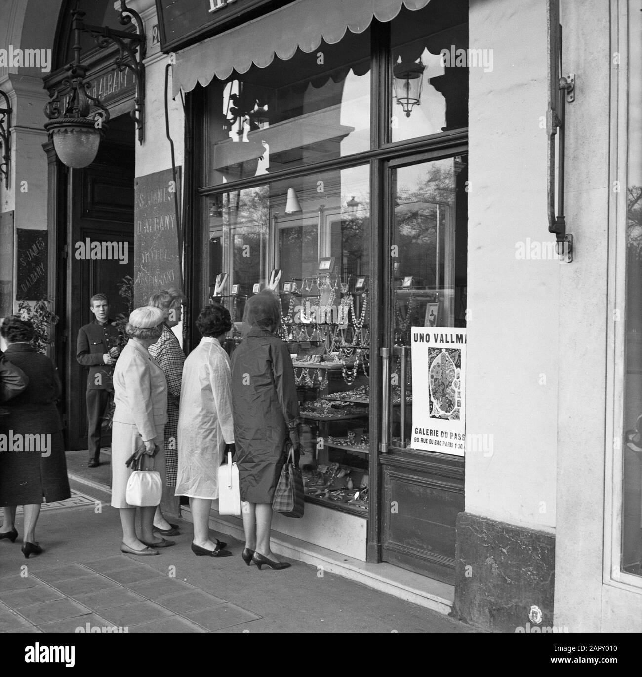 Pariser Bilder [La vie de rue de Paris] femmes devant une bijouterie dans la rue de Rivoli Date: 1965 lieu: France, Paris mots clés: Fenêtres de magasins, bijoux, sculptes de rue, boutiques Banque D'Images