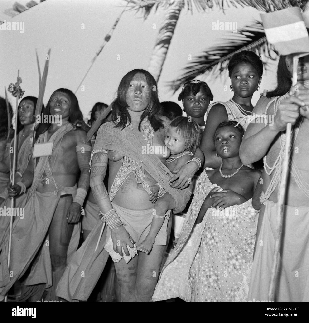 Antilles néerlandaises et Suriname au moment de la visite royale de la Reine Juliana et du Prince Bernhard en 1955 Wajana-Indiens à Albina Date: 31 octobre 1955 lieu: Albina, Suriname mots clés : Indiens, Indiens, femmes Nom personnel: Wayana Banque D'Images