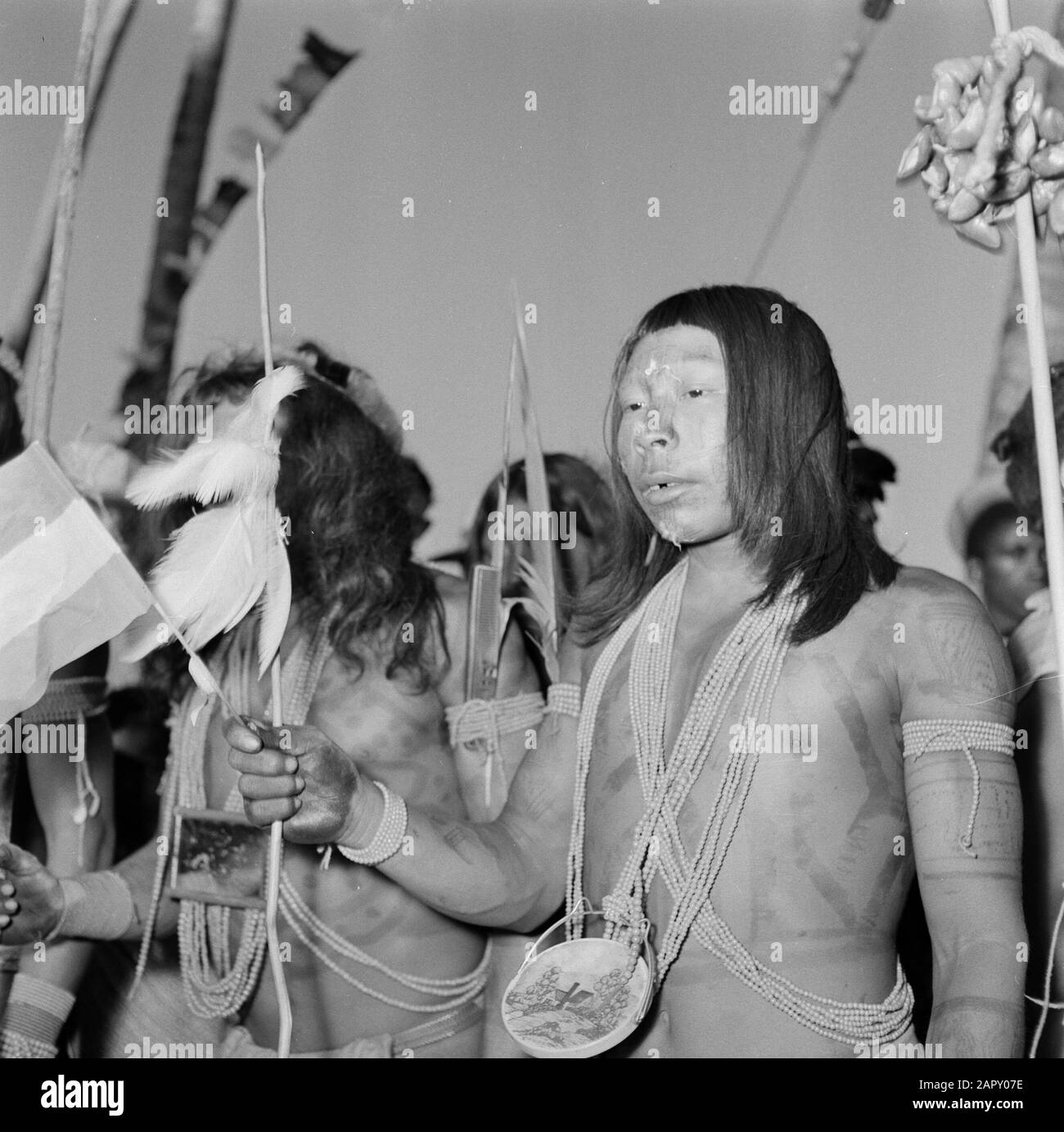 Antilles néerlandaises et Suriname au moment de la visite royale de la Reine Juliana et du Prince Bernhard en 1955 Wajana-Indiens à Albina Date: 31 octobre 1955 lieu: Albina, Suriname mots clés : Indiens, autochtones Nom personnel: Wayana Banque D'Images
