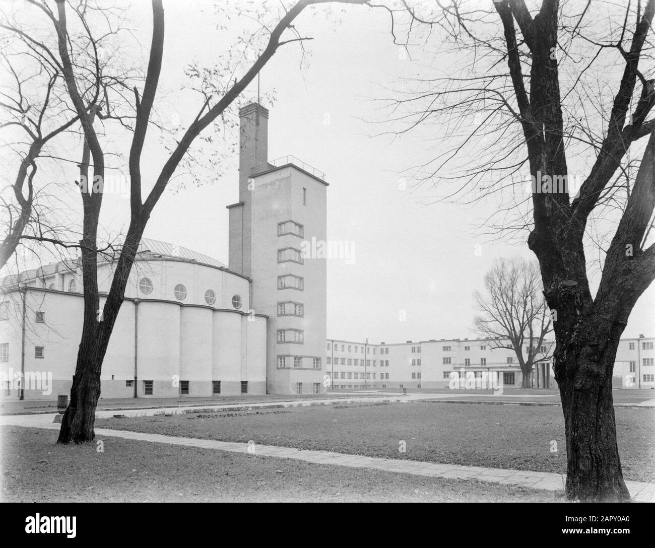 Voyage En Pologne Varsovie. Institut central de l'éducation physique Annotation: Entre 1928 et 1930 complexe construit dans des formes fonctionnalistes selon la conception d'Edgar Norwerth Date: 1934 lieu: Pologne, Varsovie mots clés: Architecture, éducation physique, éducation, écoles, tours Nom personnel: Norwerth, Edgar Banque D'Images