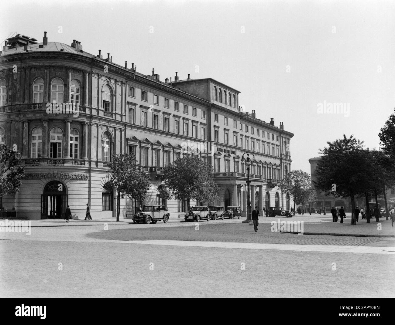 Voyage En Pologne Varsovie. Hôtel Europejski Annotation: L'hôtel Europejski a une histoire complexe de bâtiment à partir de 1855, qui a été agrandi et reconstruit plusieurs fois et brûlé complètement en 1944. Après le rétablissement, il s'agissait d'une académie militaire de 1949 à 1951. Au cours de la période 1957-1962 il a été reconverti en hôtel Date: 1934 lieu: Pologne, Varsovie mots clés: Hôtels Banque D'Images