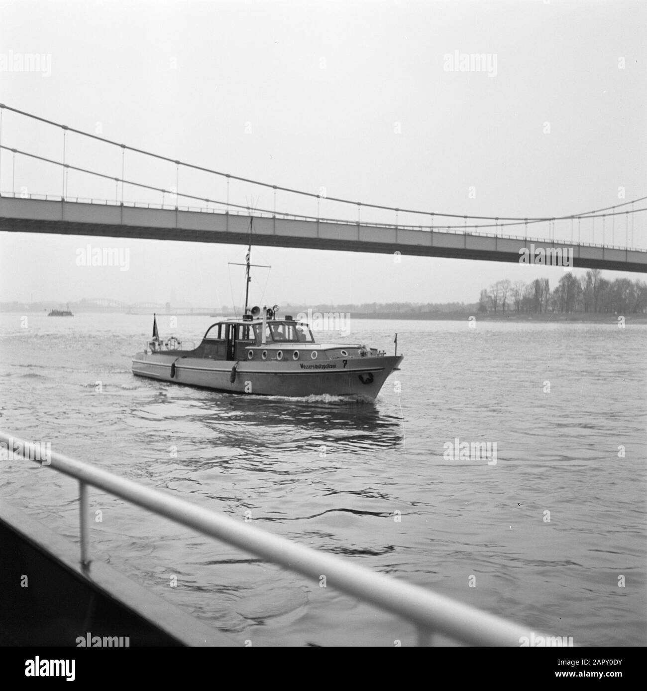 Navigation dans le Rhin, rapport sur la vie et le travail à bord d'un navire du Rhin Wasserschutzpolizei sous la direction de Deutzer Brücke à cologne Date: 1er avril 1955 lieu: Allemagne, Cologne, Allemagne de l'Ouest mots clés : navigation intérieure, navires de patrouille, rivières, police de l'eau Banque D'Images