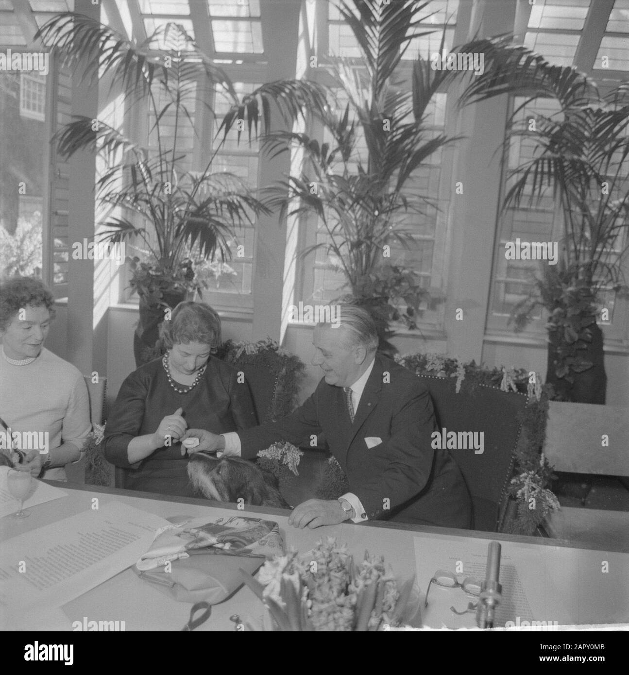 Honneur de M. P. J. Mijksenaar lors de la conférence de presse hebdomadaire Annotation: Monsieur P.J. Mijksenaar (1901-) était chef du Bureau Presse et propagande et Aliens Traffic (informations ultérieures) de la municipalité d'Amsterdam Date: 16 mars 1961 lieu: Amsterdam mots clés: Cérémonie, conférences de presse Nom personnel: Mijksenaar, Piet Banque D'Images