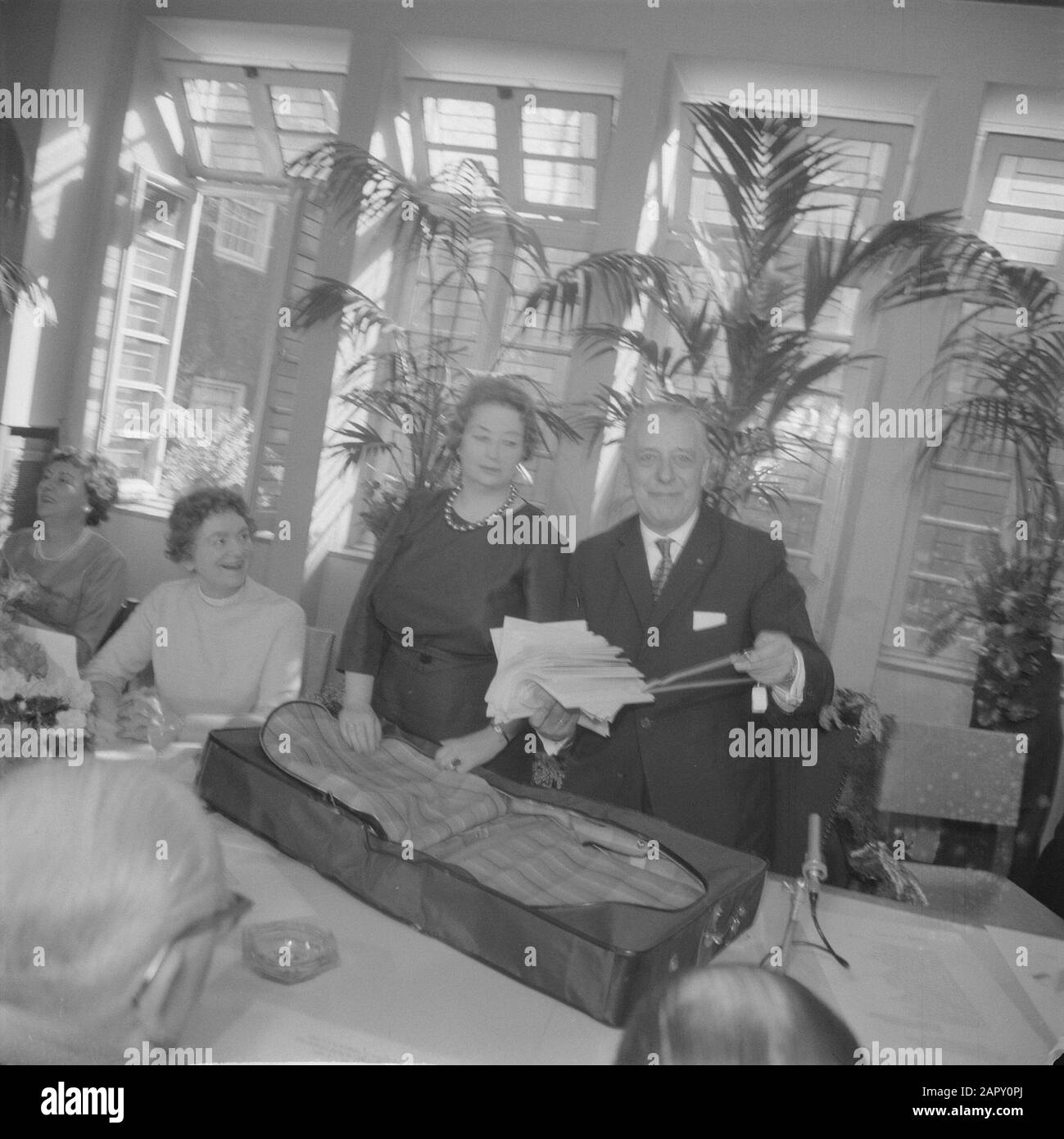 Honneur de M. P. J. Mijksenaar lors de la conférence de presse hebdomadaire Annotation: Monsieur P.J. Mijksenaar (1901-) était chef du Bureau Presse et propagande et Aliens Traffic (informations ultérieures) de la municipalité d'Amsterdam Date: 16 mars 1961 lieu: Amsterdam mots clés: Cérémonie, conférences de presse Nom personnel: Mijksenaar, Piet Banque D'Images