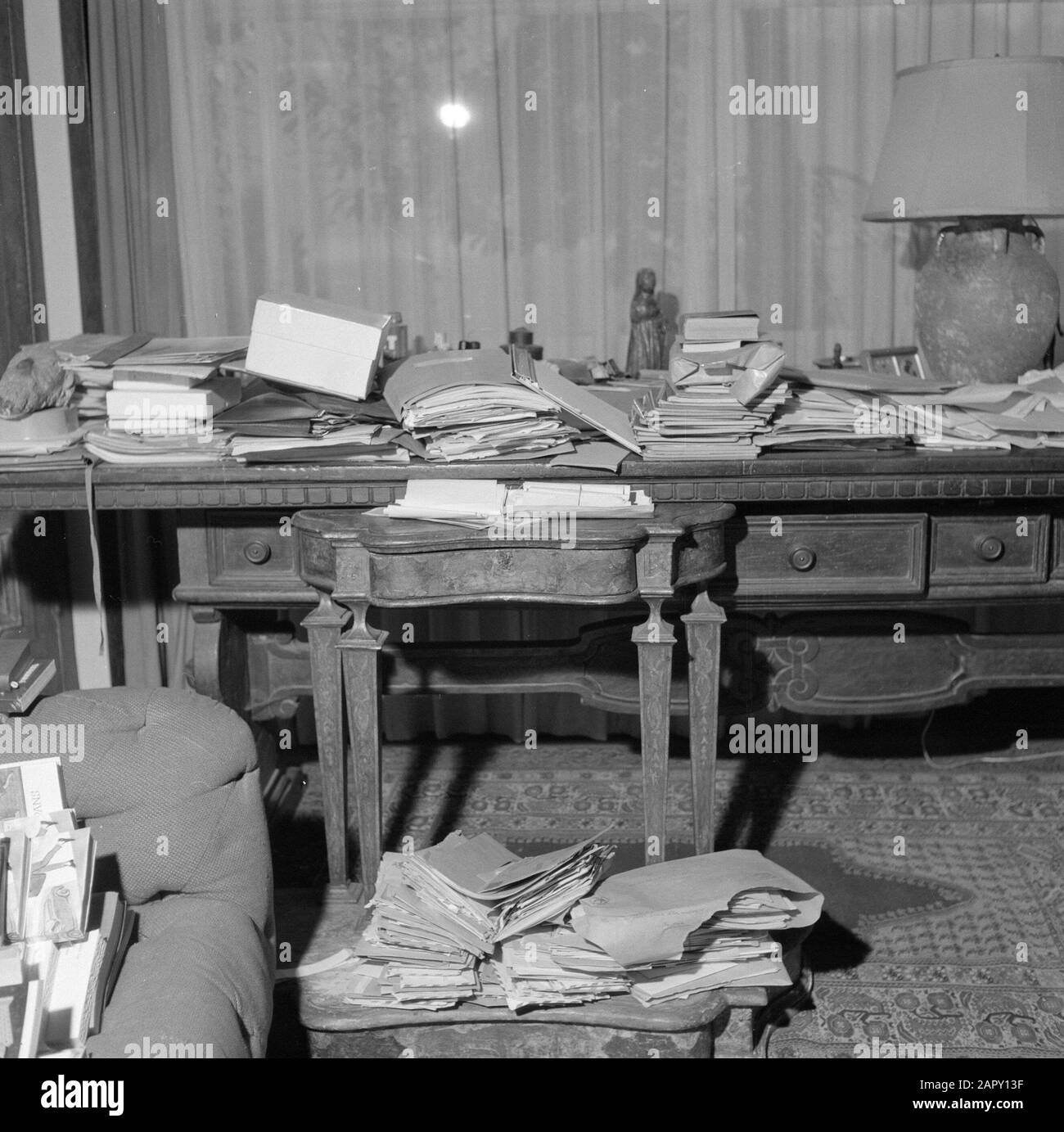 Visite de l'auteur allemand Erich Maria Remarque et de l'actrice américaine Paulette Goddard dans leur villa à Porto Ronco, Suisse coin de travail de l'écrivain avec canapé et bureau dans la villa à Porto Ronco Date: Octobre 1961 lieu: Lago Maggiore, Suisse mots clés: Intérieurs, maisons Nom personnel: Remarque, Erich Maria Banque D'Images