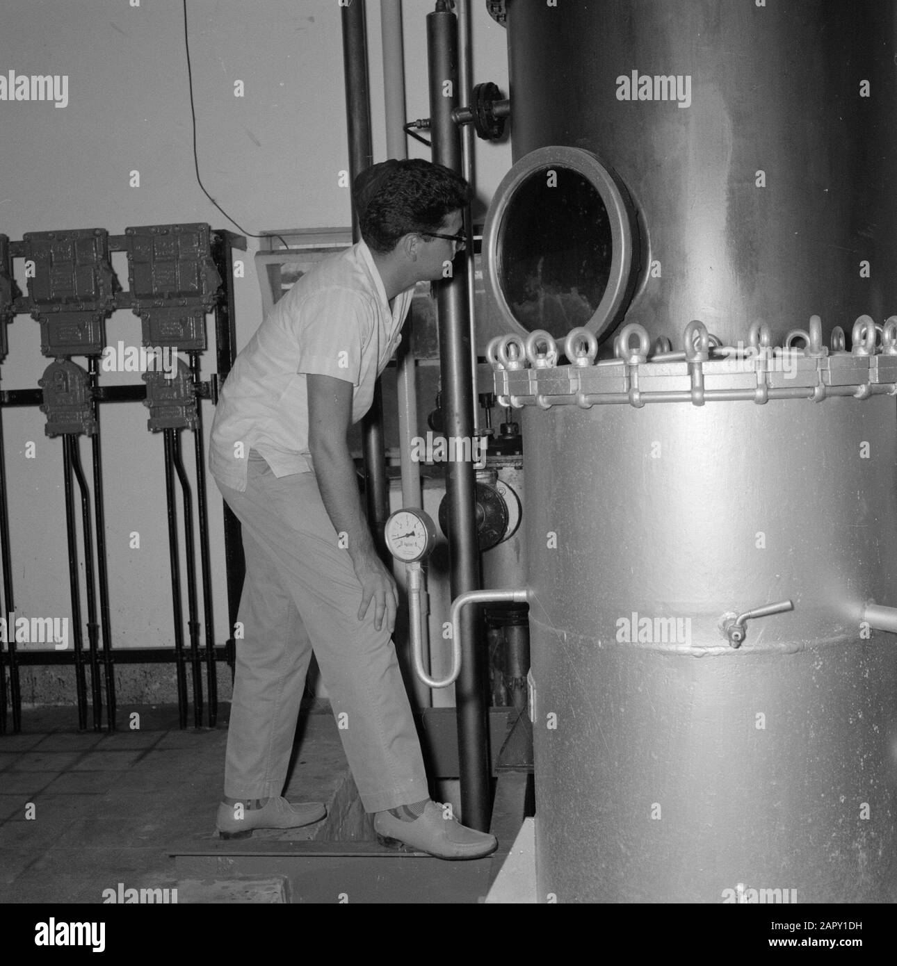 Wine Company Carmel Mizrachi Wineries À Rischon Le Zion. Installation dans les locaux pour déterminer le pourcentage d'alcool, du vin Date : 1 janvier 1960 lieu : Israël, Rischon le Zion mots clés : alcool, travailleurs, industrie, viticulture Banque D'Images