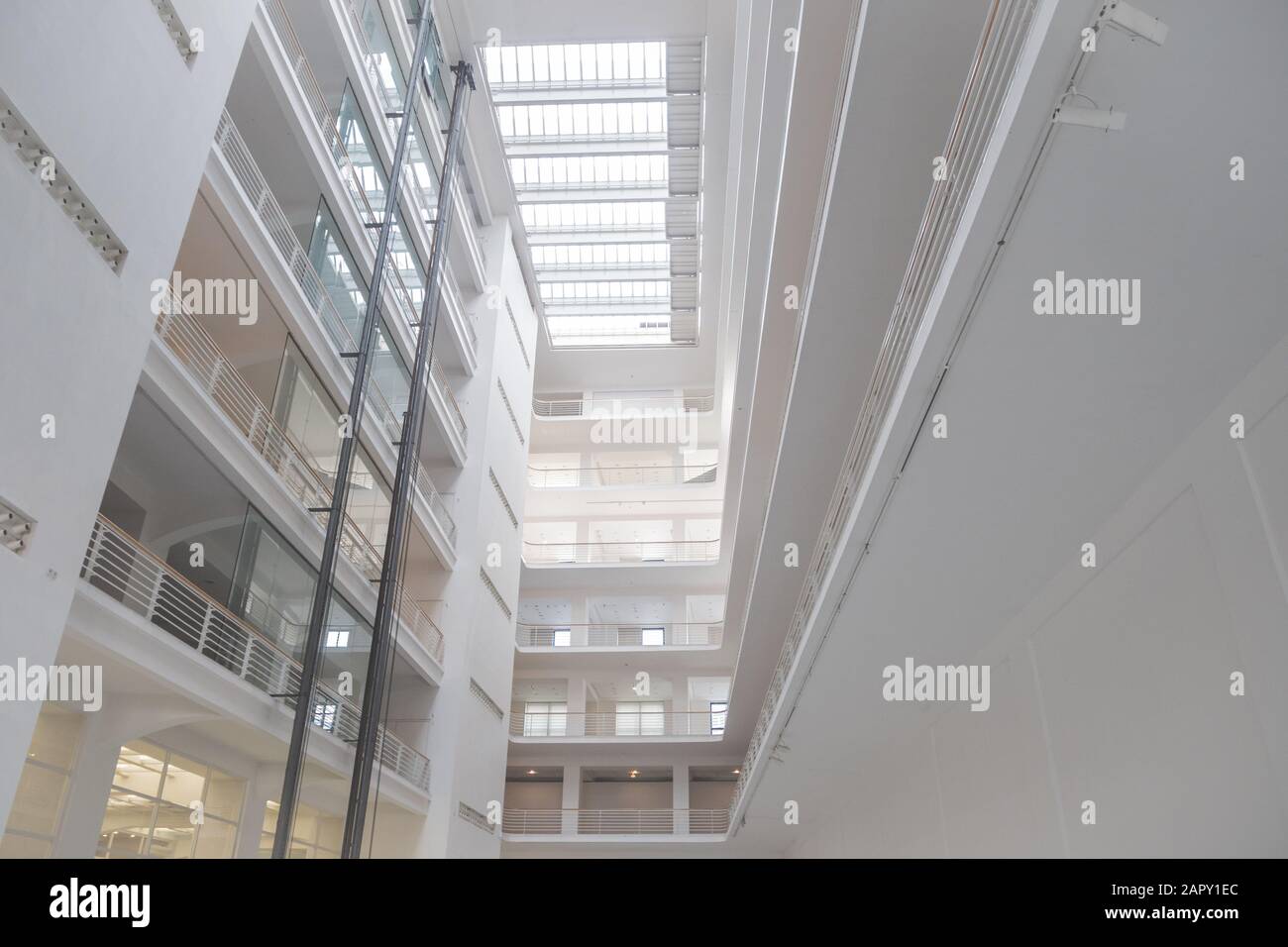 Prague, République Tchèque - 16 août 2019: La Galerie nationale Prague Blanc, intérieur fonctionnaliste - narodni galerie / praze - à Veletrzni Palac - Banque D'Images