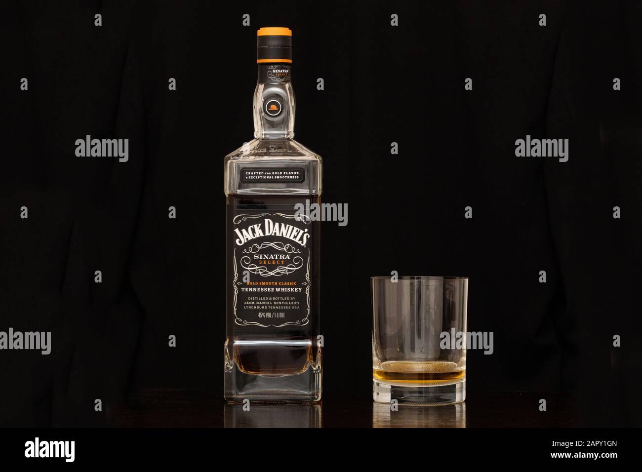 Lynchburg, Tennessee, États-Unis - 12 janvier 2020: Jack Daniels Sinatra Select Tennessee Whiskey in a Bottle and a Tumbler Glass on a Black Background. A lu Banque D'Images