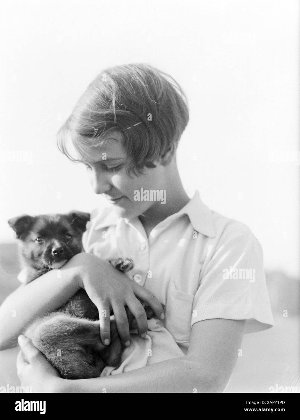 Photos de famille Willy Stringa avec un chien Date: 1932 mots clés: Chiens, filles Nom personnel: Stringa, Willy Banque D'Images