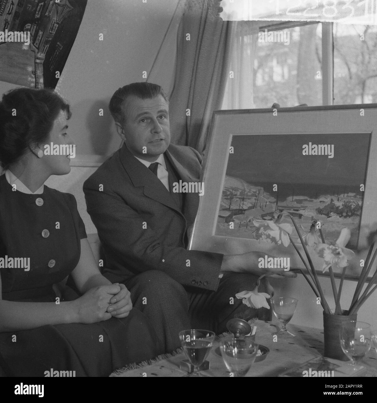 Cadeaux à 100 000 ème enregistrés, Major Verboeck de la Fondation public Art Property Ds. W. G. Overbosch mains mej. Verbeek Date: 28 mars 1961 mots clés: Cadeaux, cadeaux, abonnés, remise Nom de l'institution: Stichting public Kunstbezit Banque D'Images