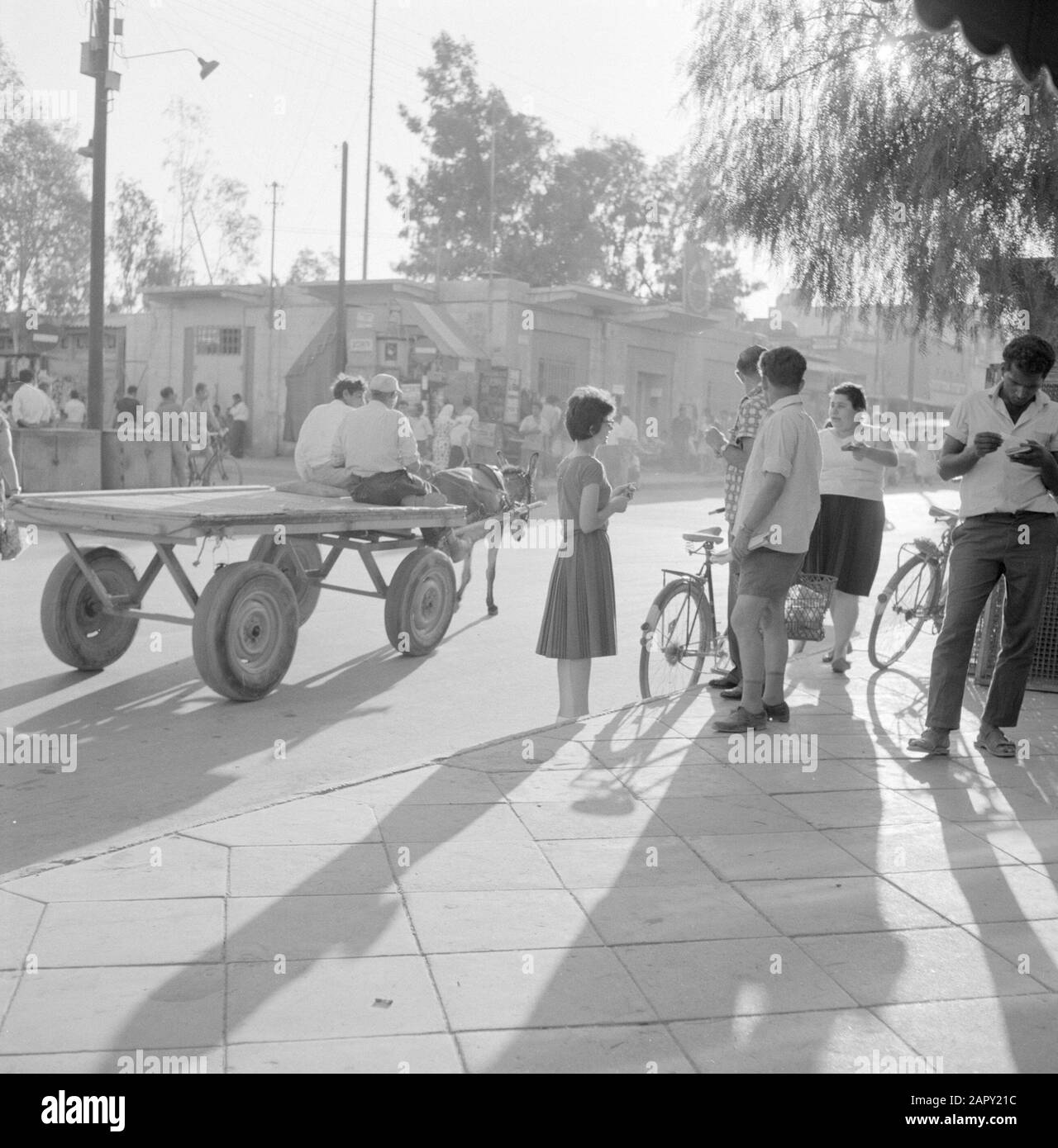 Israël: Bersheba rue commerçante avec un chariot à ânes, des vélos et des piétons Date: Non dédrée lieu: Beersheba, Bersheba, Israël mots clés: Ânes, bicyclettes, images de rue, transport, boutiques Banque D'Images