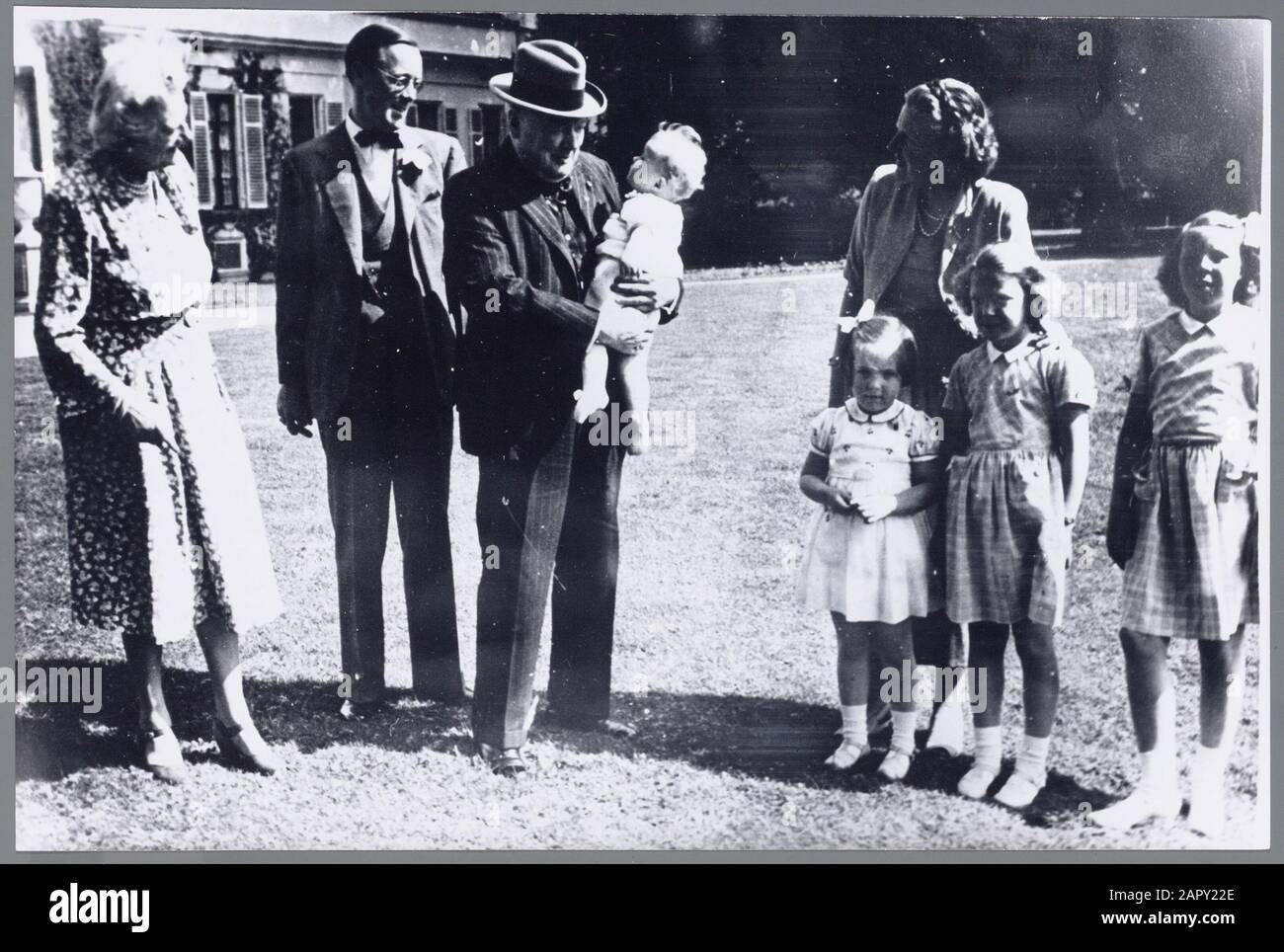 Winston Churchill en mw. Churchill avec la princesse Juliana et le prince Bernhard et les princesses Beatrix, Irene, Margriet et Marijke le 8 mai 1948 dans le jardin de Paleis Soestdijk Date: 8 mai 1948 lieu: Baarn, Utrecht mots clés: Portraits de groupe, maison royale, princesses, princesses Nom De La Personne: (1911-2004), Beatrix, princesse, Bernhard (prince Pays-Bas), Christina, princesse, Churchill, clémentine, Churchill, W., Irene, princesse, Juliana, princesse, Margriet, princesse Banque D'Images