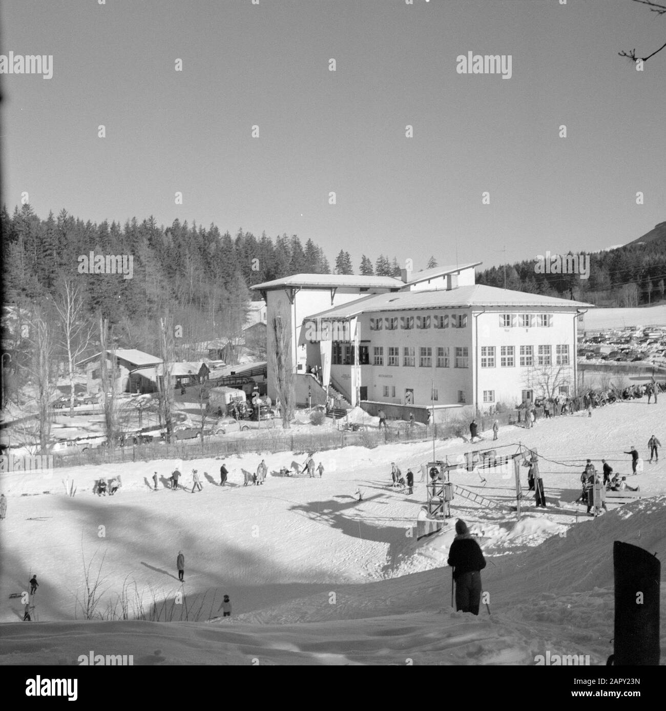 Hiver au Tyrol Sports d'hiver à la construction du téléphérique au Patscherkofel Date: Janvier 1960 lieu: Igls, Autriche, Tyrol mots clés: Montagnes, villages, télécabines, paysages, ski, neige, hiver, sports d'hiver Banque D'Images