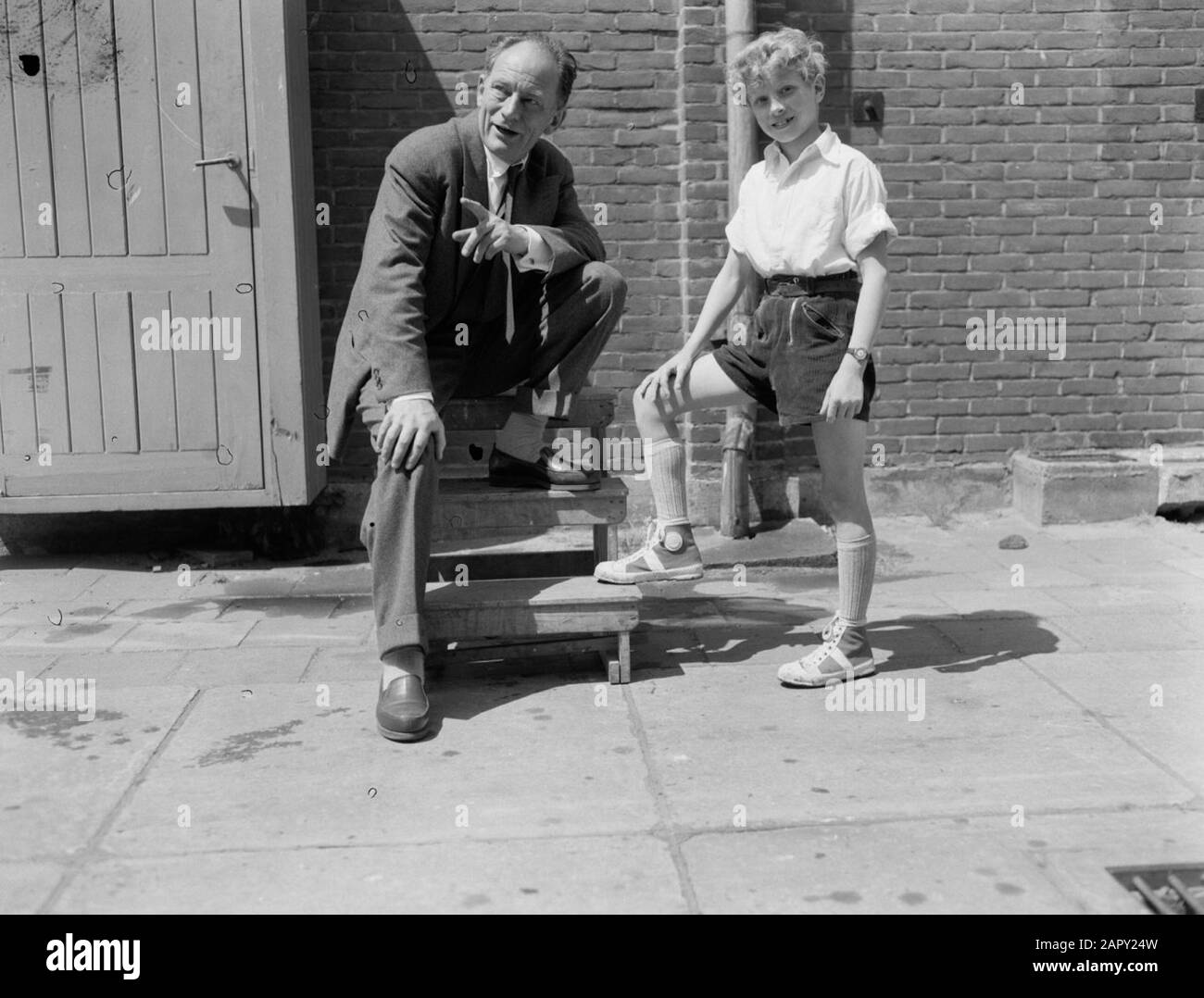 Filmopname Ciske de Rat dans Cinetone Studio's, réalisateur Wolfgang Staudte avec le Ciske allemand, Hans Joachim [Le film est également sorti dans une version allemande avec des acteurs allemands, rouge.] Allemand: Tournage du film Ciske — Un enfant a besoin d'amour dans le studio Cinetone, le réalisateur Wolfgang Staudte avec le Ciske-acteur allemand. Le film a également été filmé avec des acteurs néerlandais; Banque D'Images