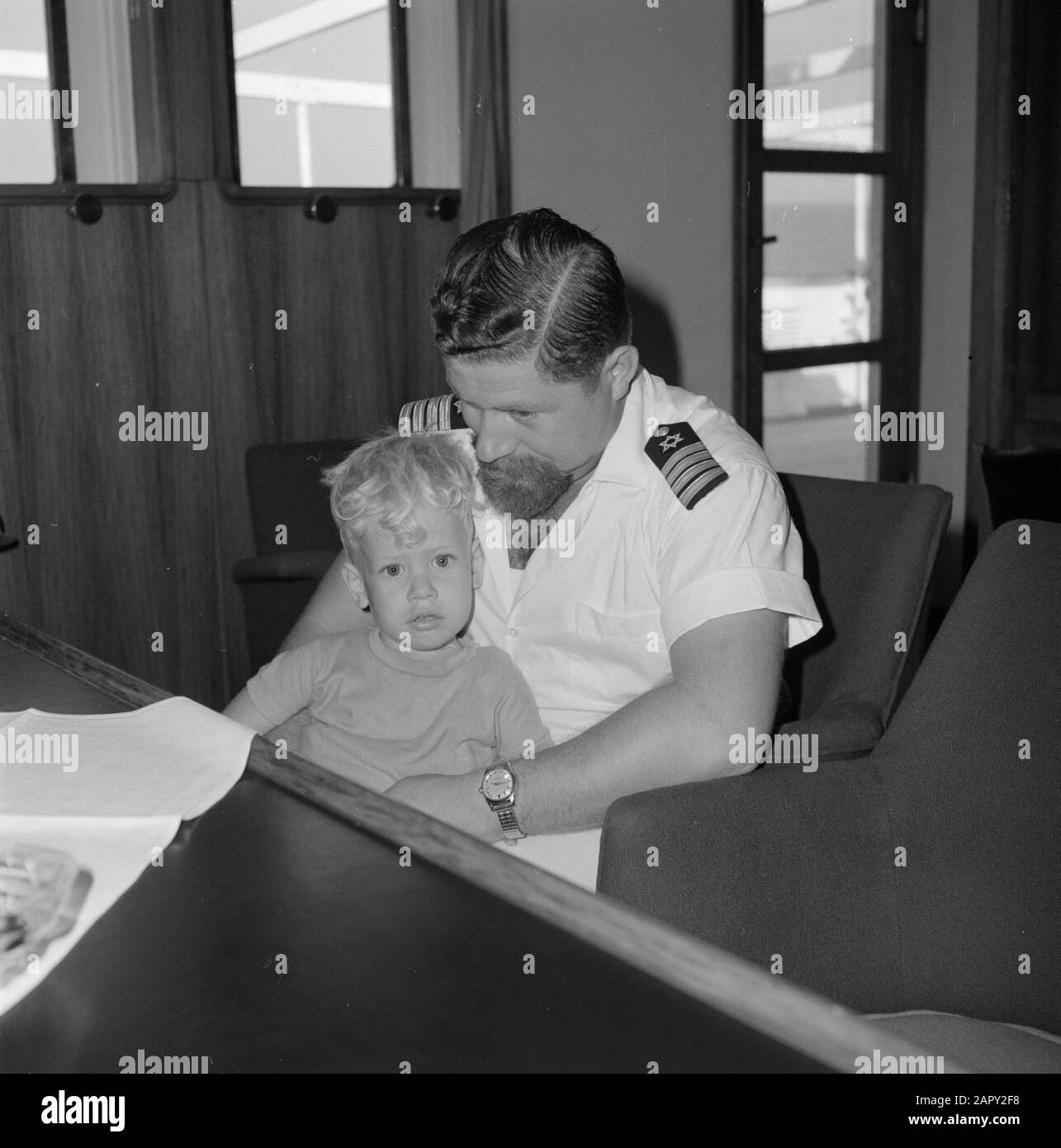 Capitaine de mer avec un enfant à bord de son navire Date: Non daté lieu: Israël mots clés: Capitaines, enfants, transport maritime Banque D'Images