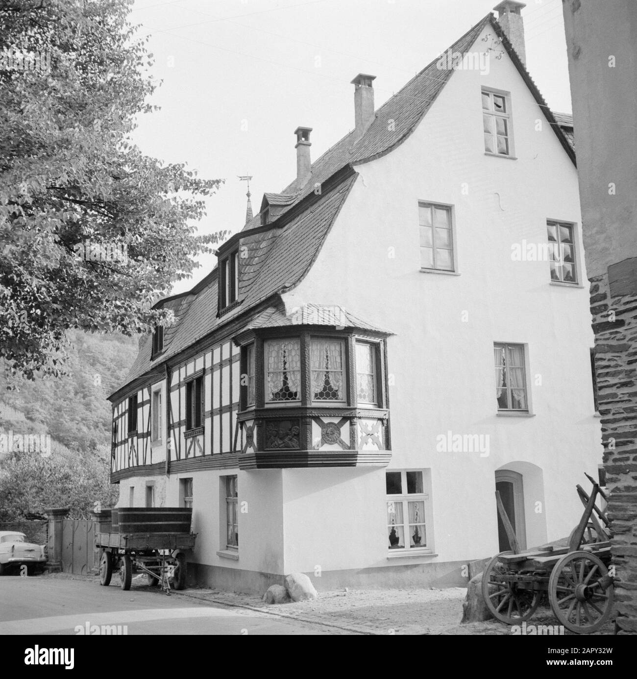 Vue Latérale sur la Moselle de la maison avec trois façades construites au XVIIe siècle comme hôtel de ville Date: 1959 lieu: Allemagne, Kröv, Rhénanie-Palatinat, Allemagne de l'Ouest mots clés: Village images, maisons Banque D'Images