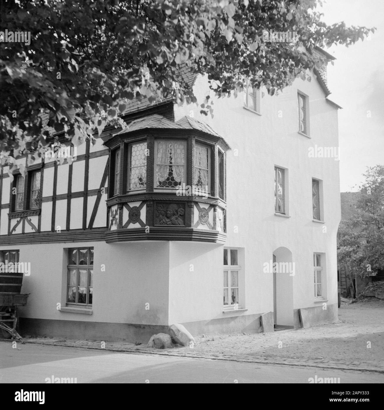 Vue Latérale sur la Moselle de la maison construite au XVIIe siècle avec les trois façades Date: 1959 lieu: Allemagne, Kröv, Rhénanie-Palatinat, Allemagne de l'Ouest mots clés: Village images, maisons : Poll, Willem van de Banque D'Images