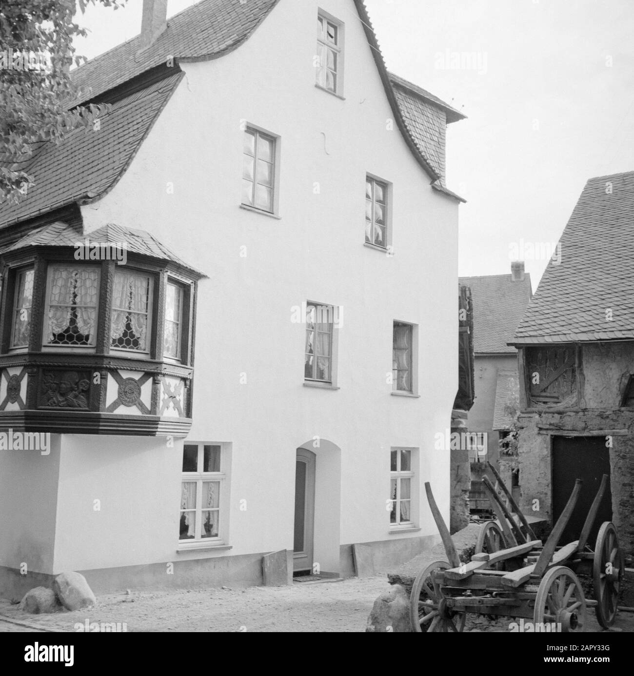 Vue Latérale sur la Moselle de la maison construite au XVIIe siècle avec les trois façades Date: 1959 lieu: Allemagne, Kröv, Rhénanie-Palatinat, Allemagne de l'Ouest mots clés: Village images, maisons : Poll, Willem van de Banque D'Images