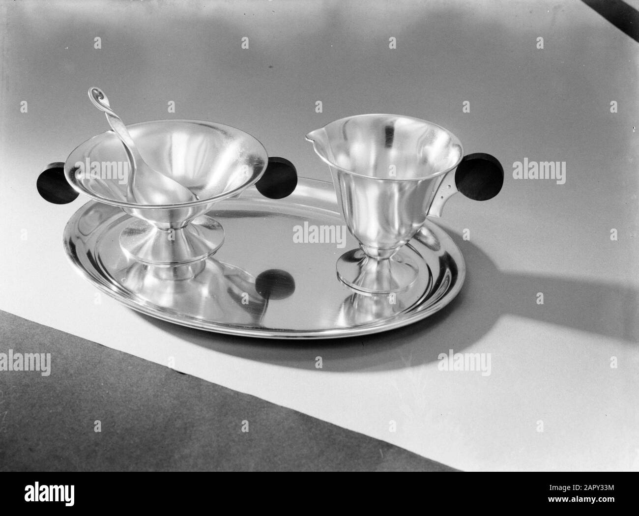 Pichet à lait argent et bol à sucre sur une feuille de la société Gerritsen et Van Kempen Date: 1933 mots clés: Articles ménagers, argent Banque D'Images