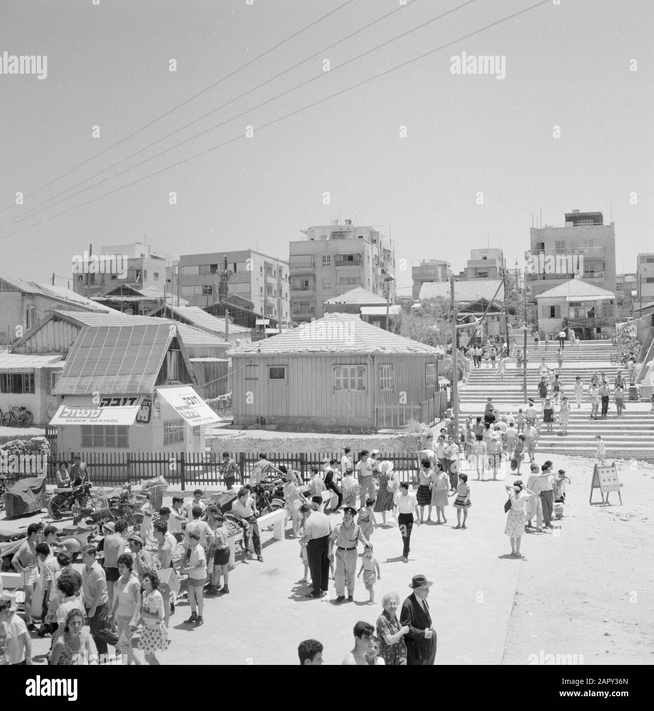 Israël 1964-1965: Tel Aviv, le Sabbat jusqu'à la mer les gens vêtus de Summerly traversent une place qui donne accès à la plage Annotation: Pendant le Sabbat, de nombreuses personnes de tel Aviv migrent vers la mer Date: 1964 lieu: Israël, tel Aviv mots clés: Vie quotidienne, clôtures, foule, places, escaliers Banque D'Images