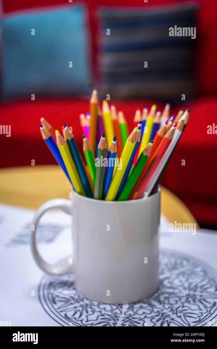 Exercice de coloriage avec crayons de couleur multiple Banque D'Images