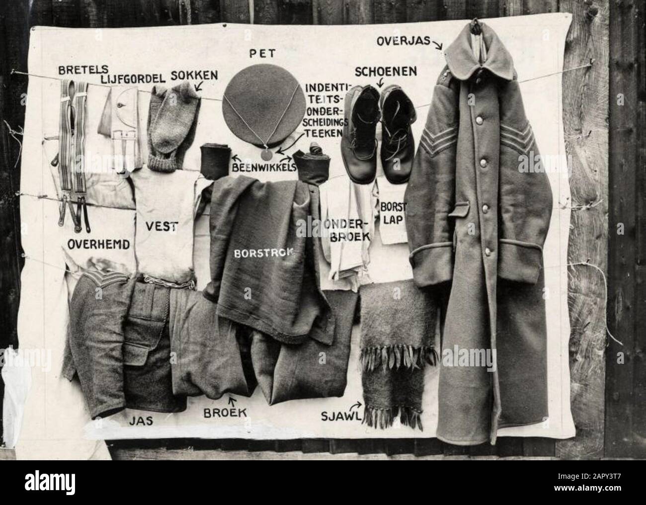 Armée : équipement d'un soldat anglais pendant la première Guerre mondiale. Un aperçu des vêtements. Sans place, 1915. Banque D'Images