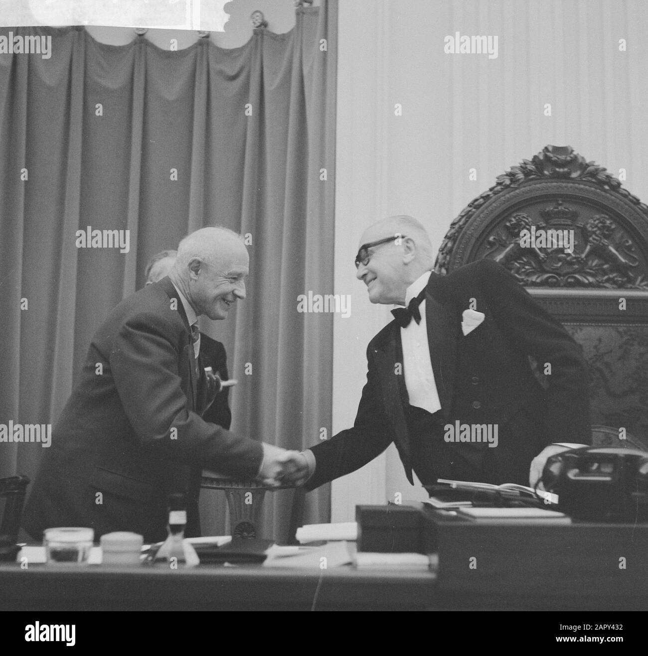 M. Kortenhorst, 75 ans. Adoration à la Chambre des Représentants. Tilanus (CHU) félicite Kortenhorst Date : 14 novembre 1961 lieu : la Haye, Zuid-Holland mots clés : politiciens, politique, anniversaires Banque D'Images