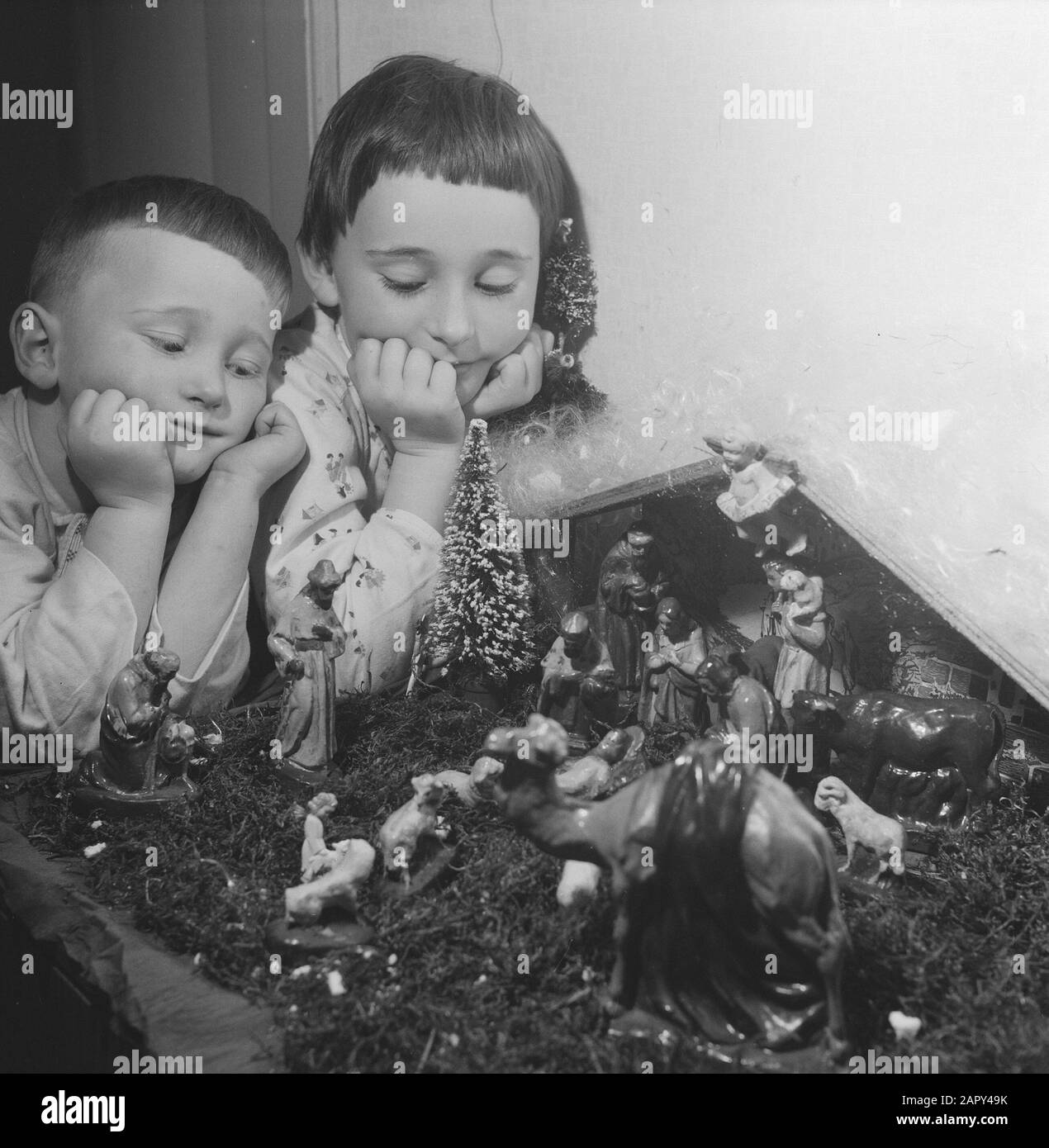 Enfants à l'arbre de Noël Date: 18 décembre 1961 mots clés: Enfants, arbres de Noël Banque D'Images