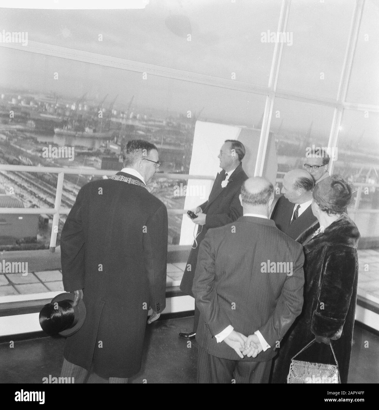 Grand lit et prince au couchette De Bon Marché. Reine et prince à Havengebouw Date : 1 février 1962 mots clés : BÂTIMENTS de Hain, reines, princes, traîneaux Banque D'Images