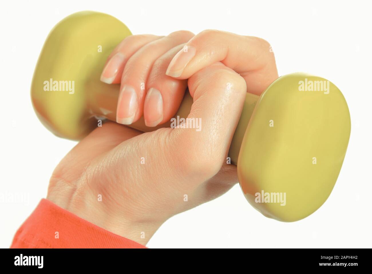 Main de femme avec des haltères sur fond blanc. Modes de vie sains et exercice physique Banque D'Images