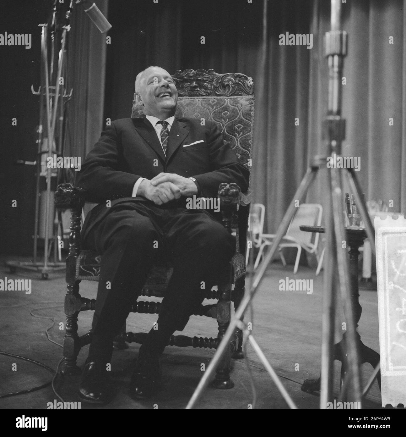 Voici votre programme de télévision LIFE Date: 6 avril 1962 mots clés: Programmes de télévision Banque D'Images