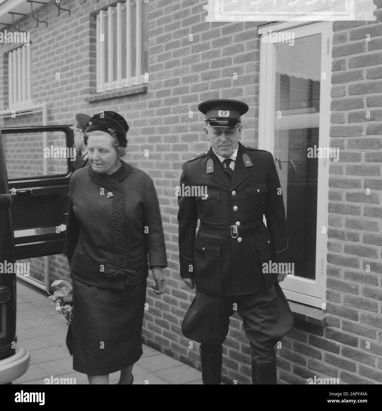 Queen Juliana visite l'école de circulation de la police nationale de Varenkamp à Utrecht Date: 10 avril 1962 lieu: Utrecht (province), Utrecht (ville) mots clés: Queens, police Nom personnel: Juliana (Reine Pays-Bas) Nom de l'établissement: Rijkspolitie, Varenkamp, de Banque D'Images