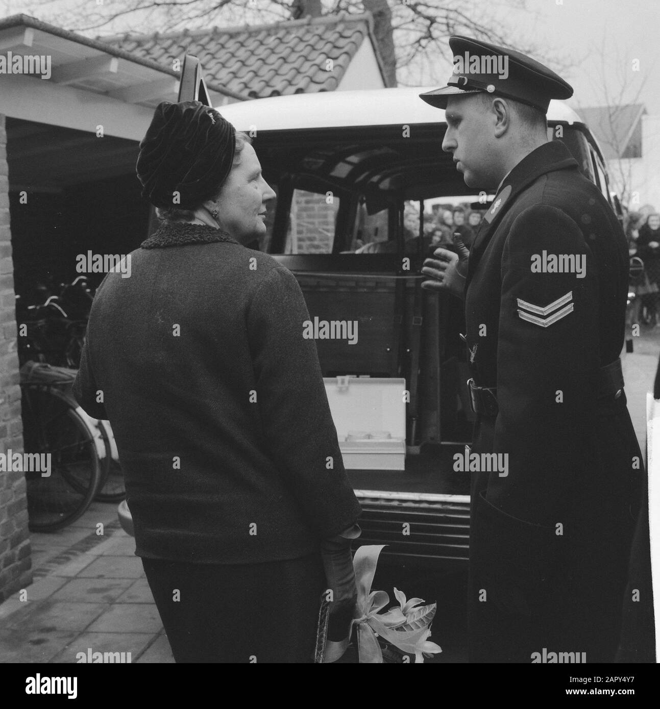 Queen Juliana visite l'école de circulation de la police nationale de Varenkamp à Utrecht Date: 10 avril 1962 lieu: Utrecht (province), Utrecht (ville) mots clés: Queens, police Nom personnel: Juliana (Reine Pays-Bas) Nom de l'établissement: Rijkspolitie, Varenkamp, de Banque D'Images