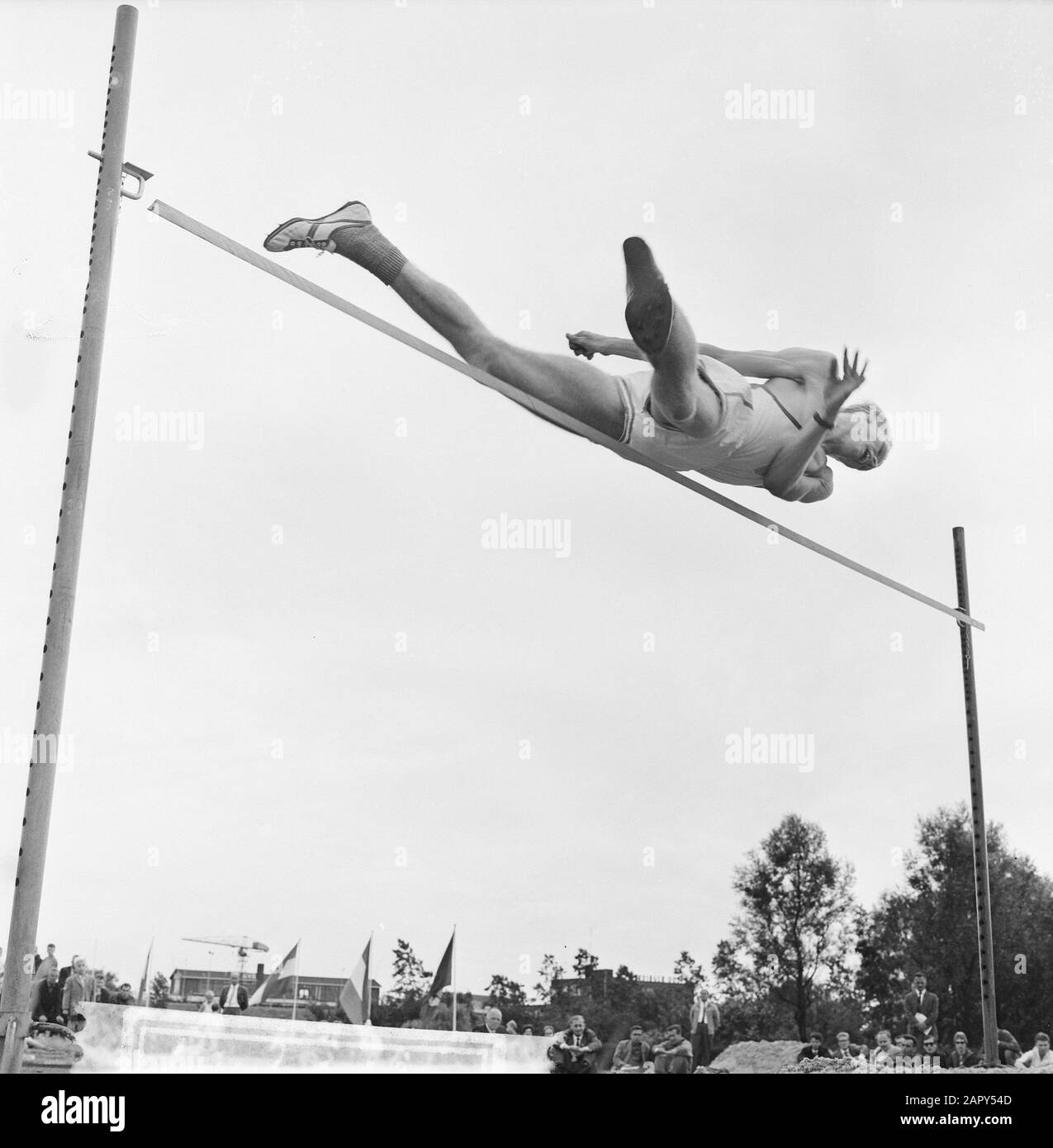 Tienkamp Nederland Rein tuber High Jump action Date: 5 août 1962 mots clés: HIGHJUP, TIENKAMPS Banque D'Images