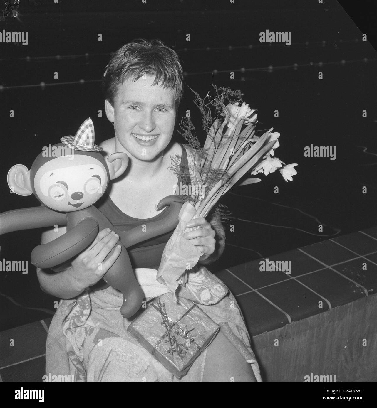 Marianne Heemskerk améliore le record européen. Crawlslag Date: 28 Février 1962 Mots Clés: Nageurs Nom Personnel: Heemskerk, Marianne Banque D'Images