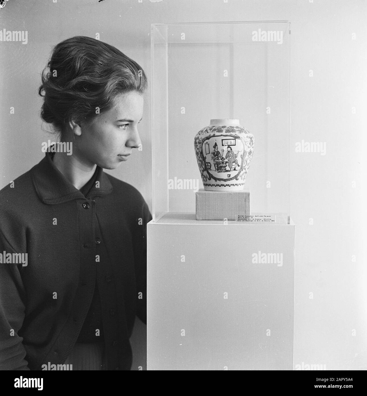 Musée Boijmans reçoit le pot bleu Delft du XVIIe siècle par la Fondation Erasmus Date: 9 mars 1962 Banque D'Images