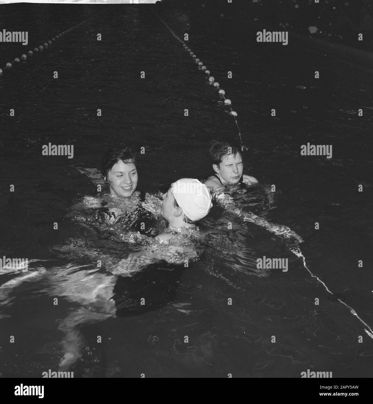 Ria van Velzen rompt le record européen Date: 17 mars 1962 mots clés: Natation Nom personnel: Velzen, Ria van Banque D'Images