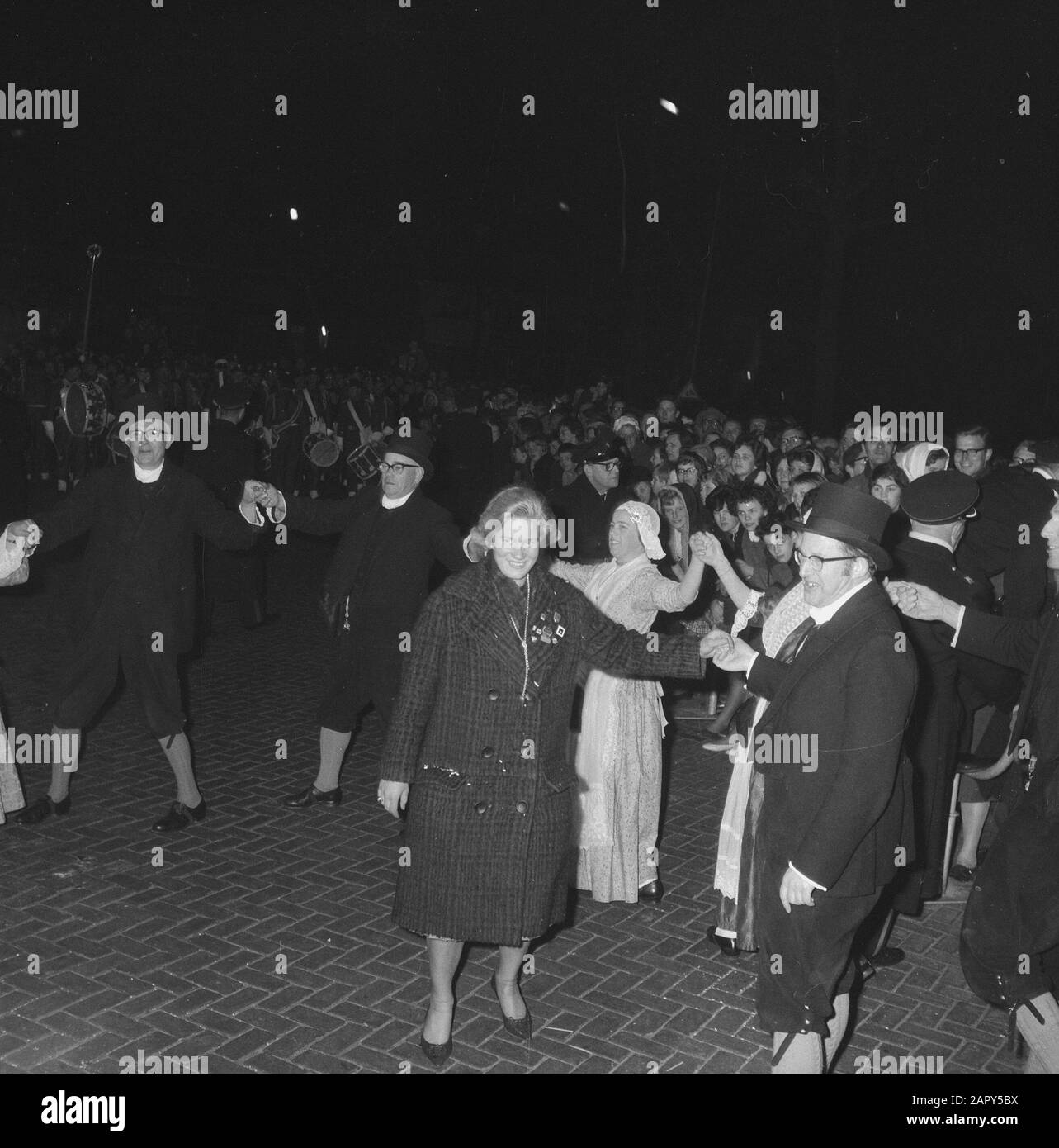Sjoukje Dijkstra de retour aux Pays-Bas danse à Amstelveen Date: 20 mars 1962 lieu: Amstelveen, Noord-Holland mots clés: DANING Personname: Dijkstra, Sjoukje Banque D'Images