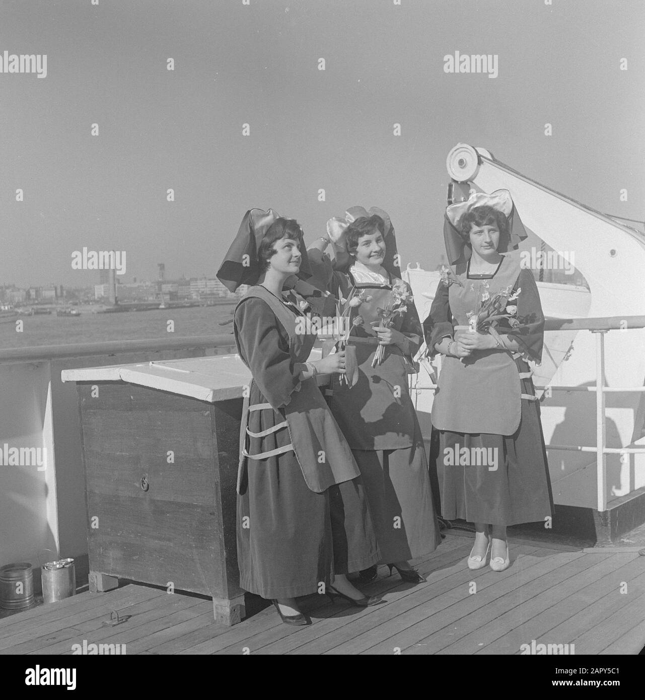 Tulipes-départs de la H.A.L. Rotterdam Annotation: H.A.L. signifie Holland America Line Date: 16 mars 1962 lieu: Rotterdam, Zuid-Holland mots clés: Excursions en bateau, tulipes Banque D'Images