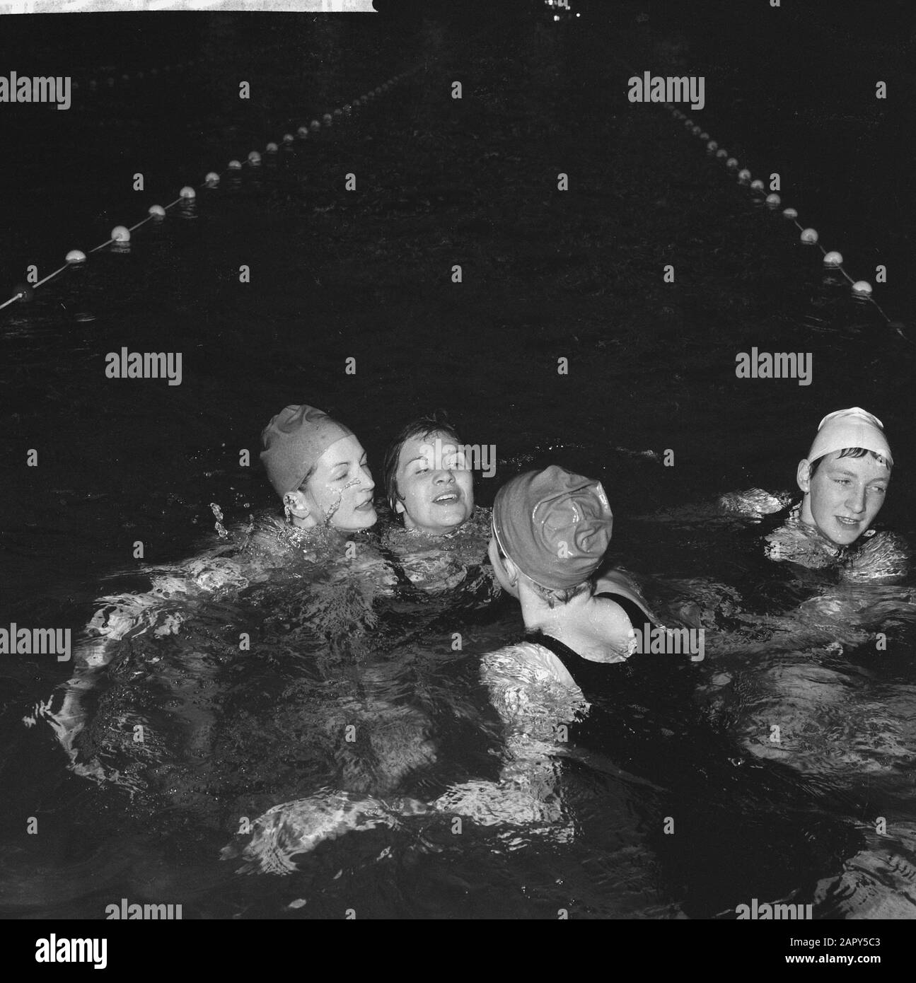 Ria van Velzen rompt le record européen Date: 17 mars 1962 mots clés: Natation Nom personnel: Velzen, Ria van Banque D'Images