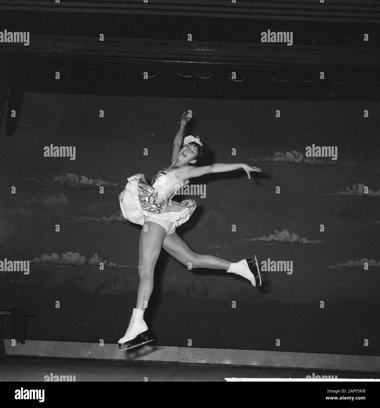 Joan Haanappel dans de Wienerijsrevue Date : 31 octobre 1962 Nom personnel : Haanappel, Joan Nom de l'établissement : Wiener Eisrevue Banque D'Images