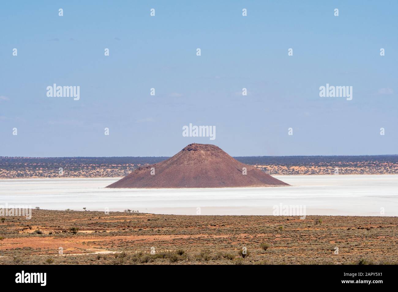 Vue panoramique sur la lagune de l'île, un vaste lac de sel pittoresque près De Pimba, Australie méridionale, Australie Banque D'Images